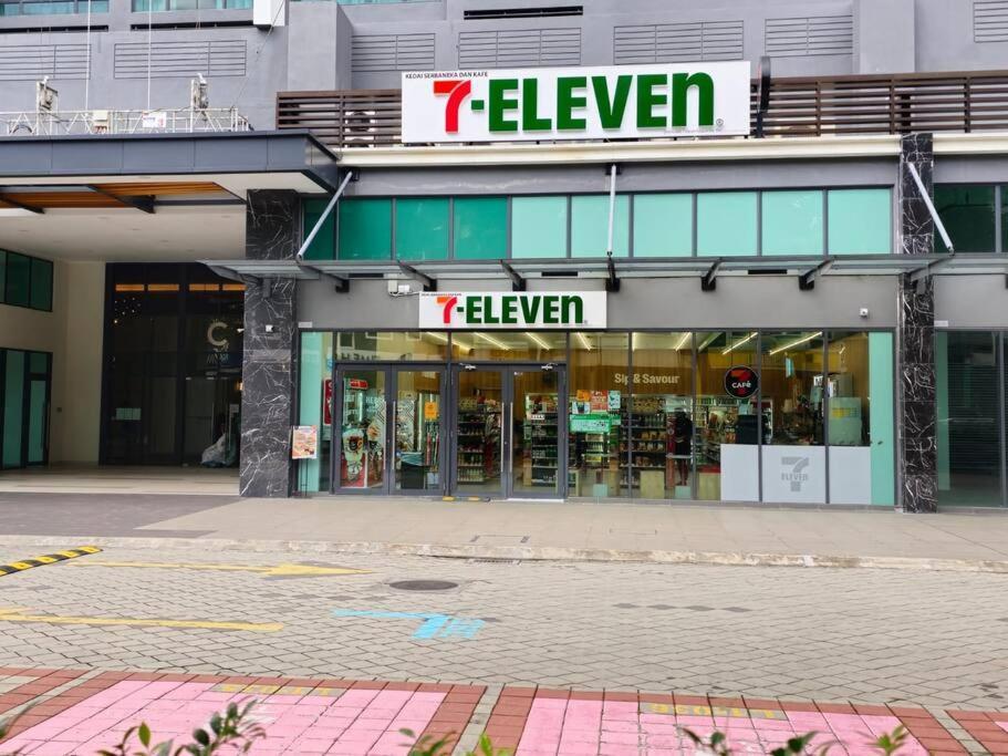 Apartment New Elegant & Cozy Greenfield Near Sunway 2-6pax *